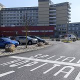 L'Hôpital fribourgeois (HFR), ici son site principal à Villars-sur-Glâne, a essuyé une perte de 36,4 millions de francs en 2023, bien davantage que les 27,9 millions inscrits au budget (archives). KEYSTONE/ANTHONY ANEX